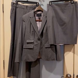 Banana Republic 3 piece Womens suit. Size 8p